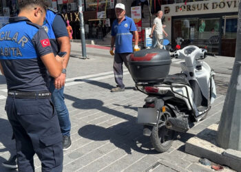 Avcılar'da kaldırıma park edilen motosikletlere ceza kesildi