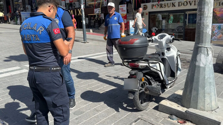 Avcılar'da kaldırıma park edilen motosikletlere ceza kesildi