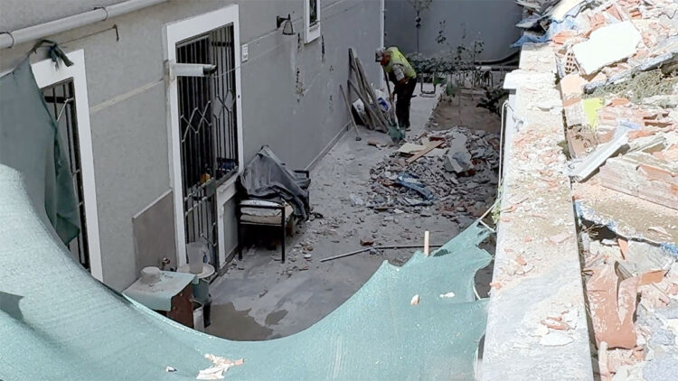 Avcılar'daki binanın yıkımı sırasında yandaki evin bahçesine molozlar düştü