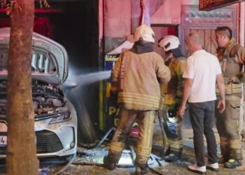 Bahçelievler'de oto tamirhanesinde yangın; 2 araç kullanılamaz hale geldi