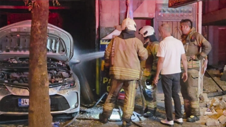 Bahçelievler'de oto tamirhanesinde yangın; 2 araç kullanılamaz hale geldi