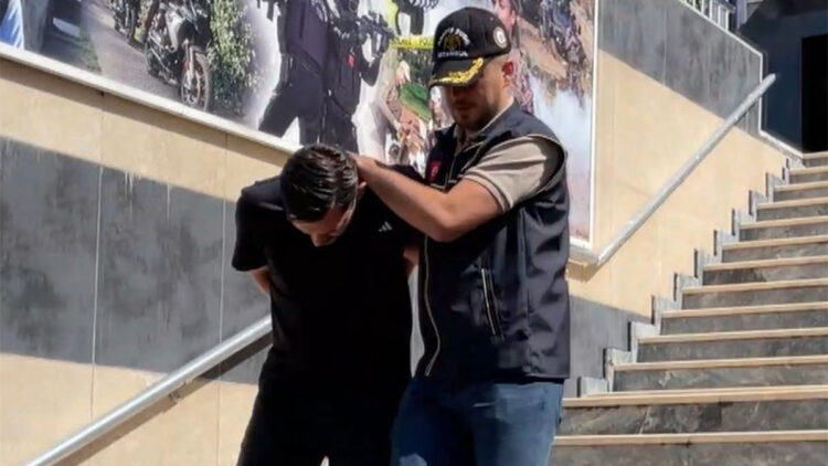 Beşiktaş'ta kendilerini banka görevlisi olarak tanıtıp dolandırdılar