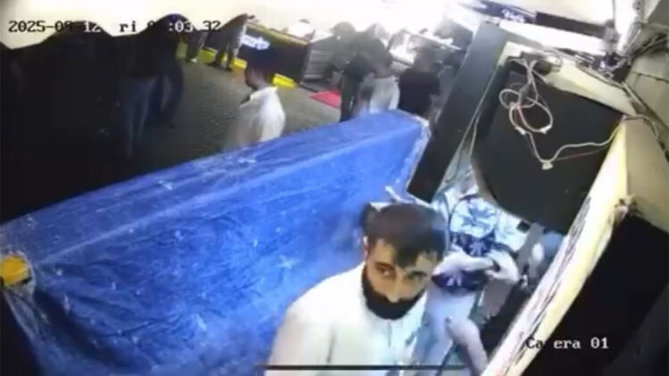 Yürürken çarpışan grubun tekme ve yumruklu kavgası kamerada