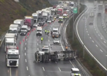 Beykoz Kuzey Marmara Otoyolu'nda TIR devrildi