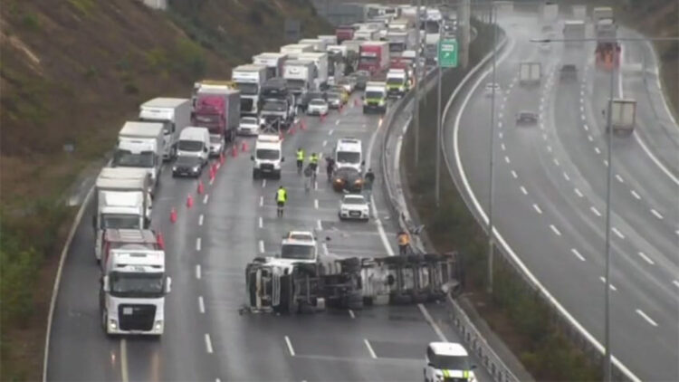 Beykoz Kuzey Marmara Otoyolu'nda TIR devrildi