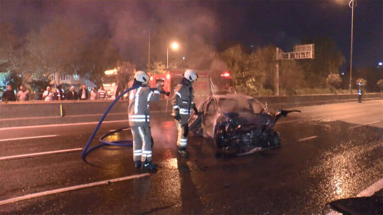 Esenler'de takla atan otomobil alev aldı: 5 yaralı