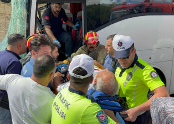 Esenyurt'ta tur otobüsü kamyona çarptı