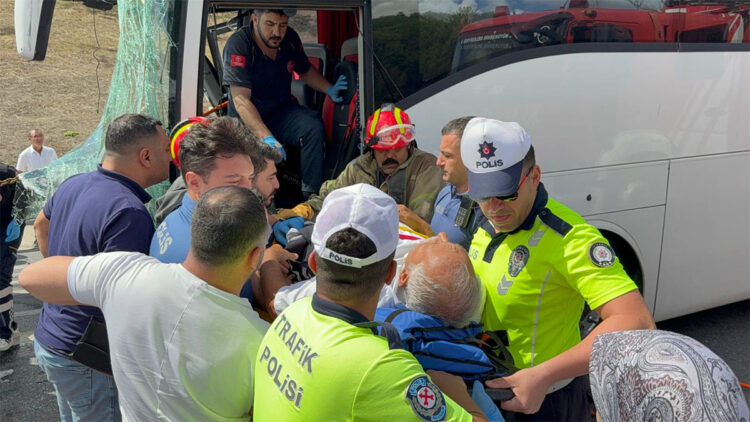 Esenyurt'ta tur otobüsü kamyona çarptı