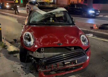 Kadıköy'de otomobil motosiklet ve ağaca çarparak takla attı: 2 yaralı