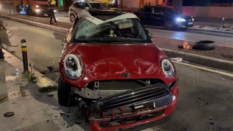 Kadıköy'de otomobil motosiklet ve ağaca çarparak takla attı: 2 yaralı