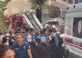 Küçükçekmece'de 5 katlı binada yangın; bir kişi hayatını kaybetti