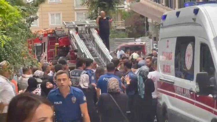 Küçükçekmece'de 5 katlı binada yangın; bir kişi hayatını kaybetti