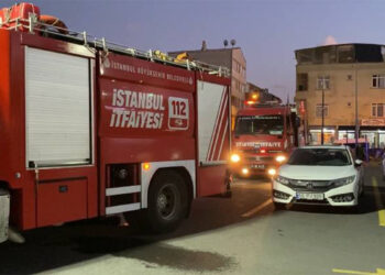 Küçükçekmece'de tahtalar yandı; 3 binanın dış cephesi hasar gördü