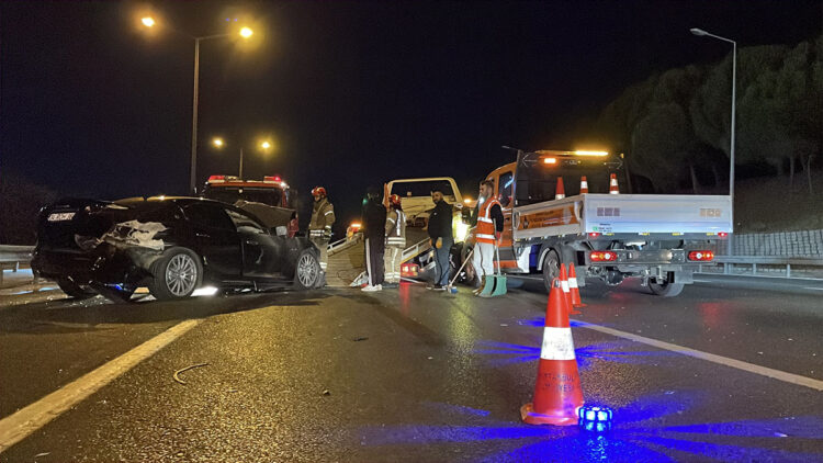 Sultangazi'de otomobile çarpan sürücü kaçtı