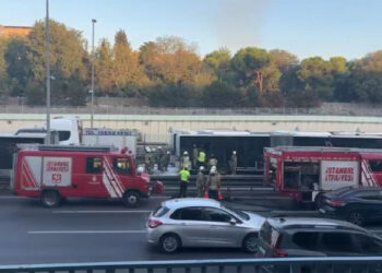 Zeytinburnu'nda yanan metrobüs söndürüldü; trafik yoğunluğu oluştu