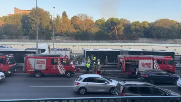 Zeytinburnu'nda yanan metrobüs söndürüldü; trafik yoğunluğu oluştu