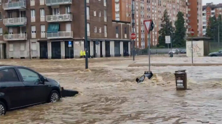 İtalya'da sağanak sele neden oldu; Seveso Nehri taştı