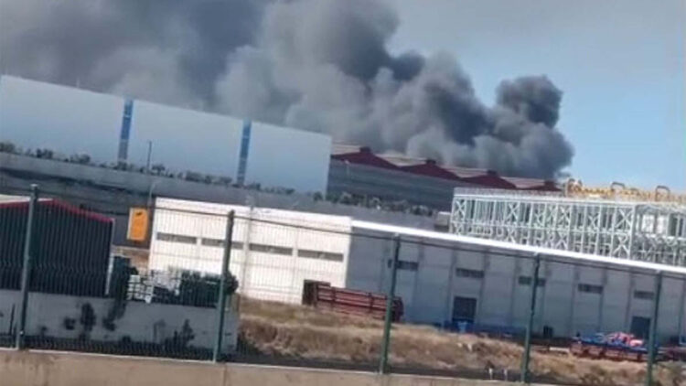 İzmir'de kimyasal madde üreten fabrikada yangın