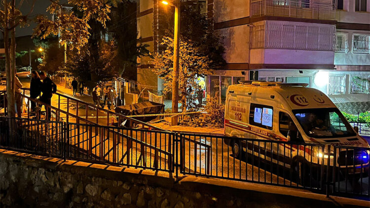 İzmir'de iki grup arasında bıçaklı kavga kamerada; 1 ölü