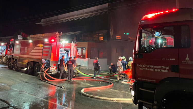 İzmir'de mobilya fabrikasında yangın