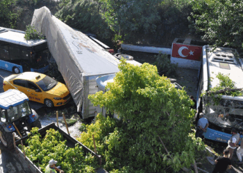 İki araç ile polis memuruna çarpan TIR, körpüden uçtu; 1 ölü, 2 yaralı
