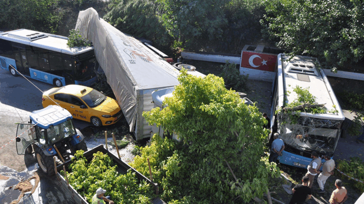 İki araç ile polis memuruna çarpan TIR, körpüden uçtu; 1 ölü, 2 yaralı