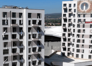 İnşa ettiği binalara, otel yangınında ölenler için 78 çarşaf astı