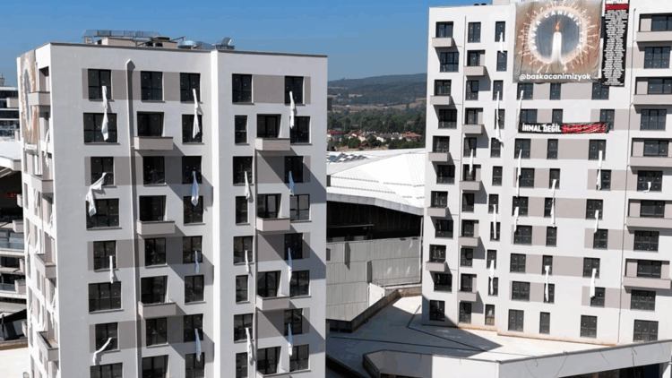 İnşa ettiği binalara, otel yangınında ölenler için 78 çarşaf astı