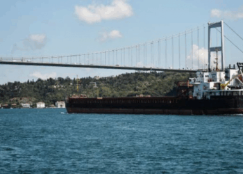 İstanbul Boğazı'nda gemi trafiği yeniden açıldı