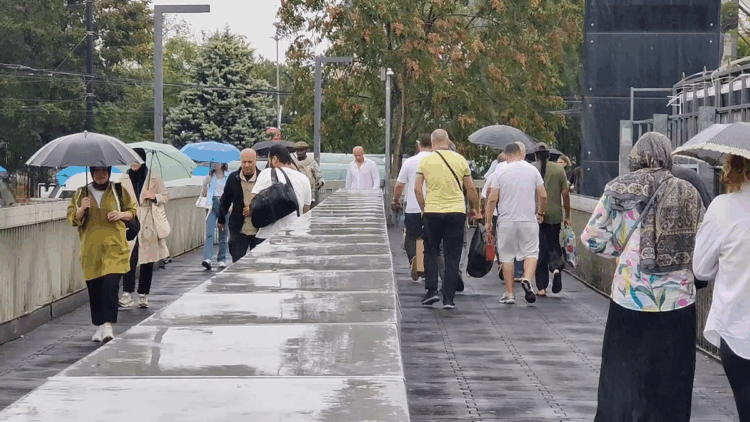 İstanbul'da gece saatlerinde başlayan yağmur etkili oluyor