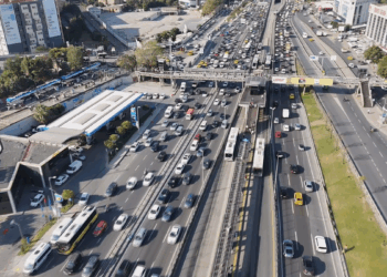İstanbul'da okul servisleri yola çıktı; trafik yoğunluğu oluştu