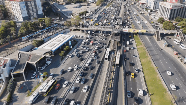 İstanbul'da okul servisleri yola çıktı; trafik yoğunluğu oluştu
