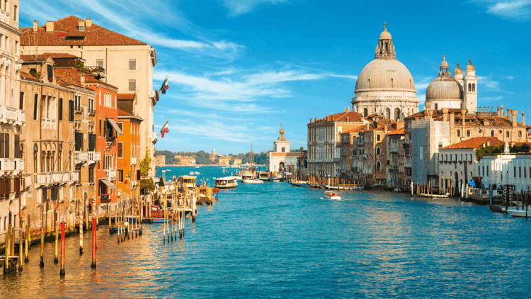 İtalya, Büyük Kanal’da yüzen turist çifte kente giriş yasağı getirdi