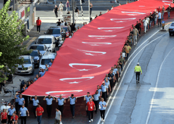 İzmir'de 350 metrelik Türk bayrağı ile 'Zafer Yürüyüşü'