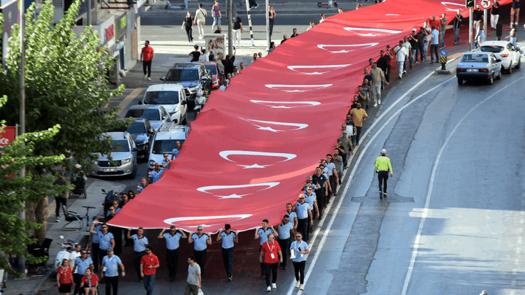 İzmir'de 350 metrelik Türk bayrağı ile 'Zafer Yürüyüşü'