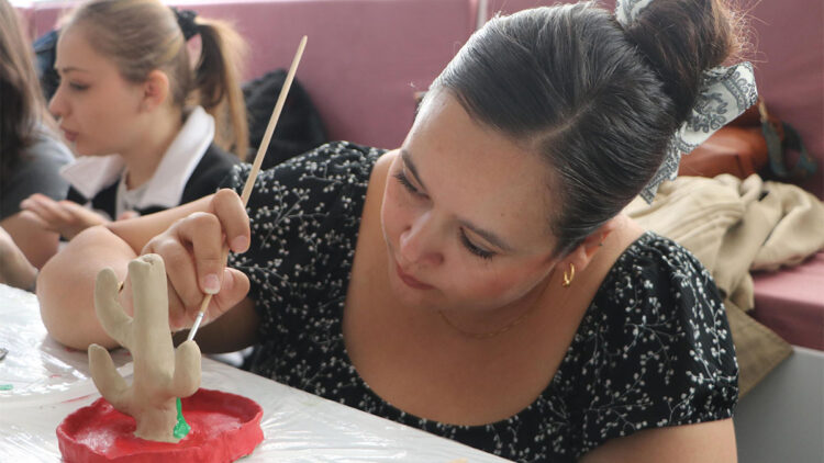 Kil atölyesinde kadınlar stres attı