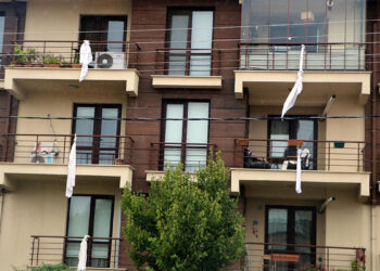 Bolu’da balkonlara beyaz çarşaflar asıldı