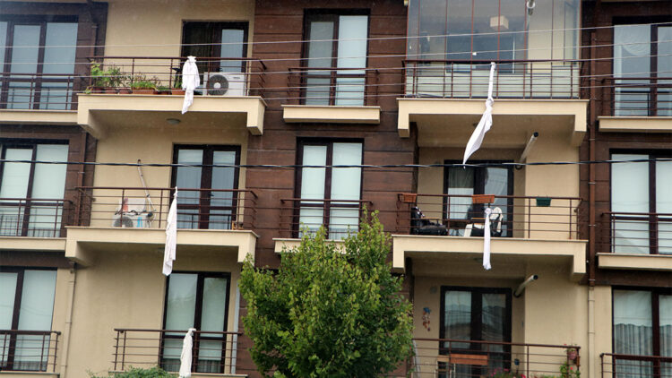 Bolu’da balkonlara beyaz çarşaflar asıldı