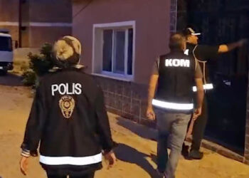 Kendilerini özel bir bankanın personeli olarak tanıtıp dolandırdılar