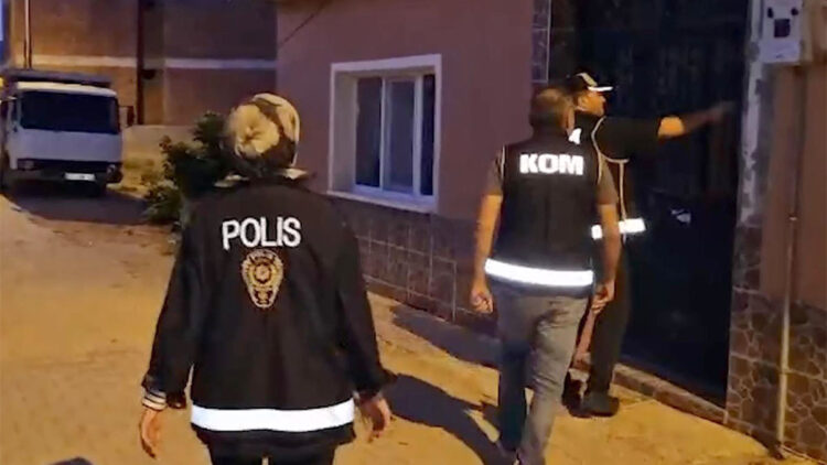 Kendilerini özel bir bankanın personeli olarak tanıtıp dolandırdılar