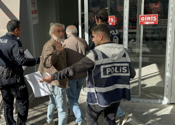 Kendisini şikayet ettiğini öne sürdüğü komşusunu darbedip tekmeledi