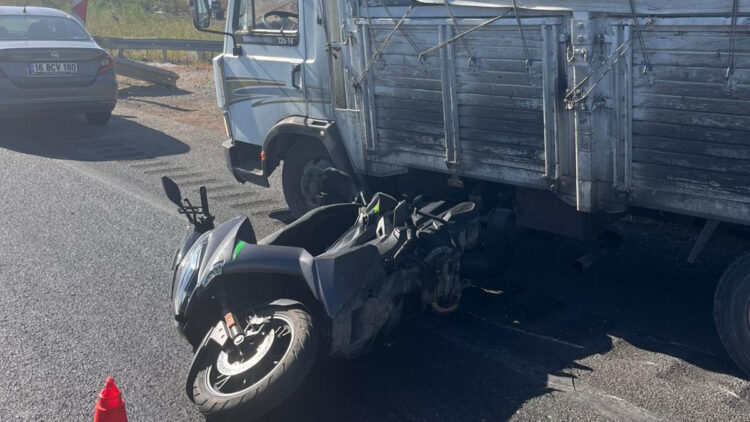 Kırmızı ışıkta bekleyen motosiklete arkadan gelen kamyon çarptı