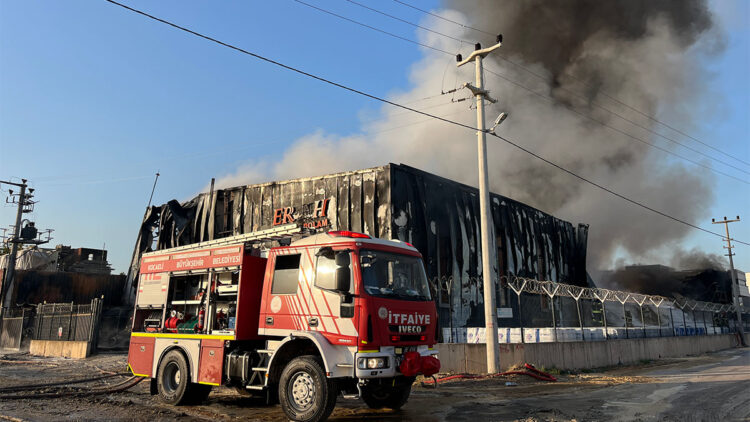 Kocaeli'de lojistik deposunda yangın