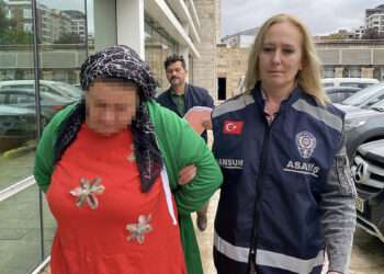 Komşusunun evinden çaldığı ziynet eşyalarını satarken yakalandı