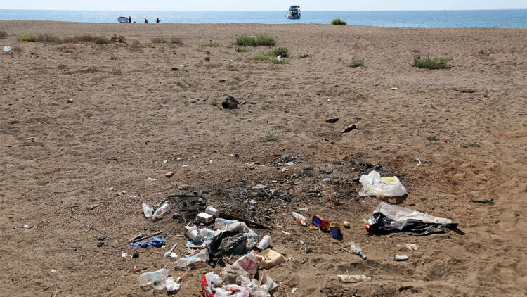 Kumköy sahilinde çöp manzarası