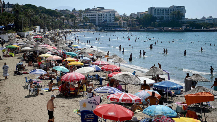 Kuşadası'nda sarı yaz hareketliliği