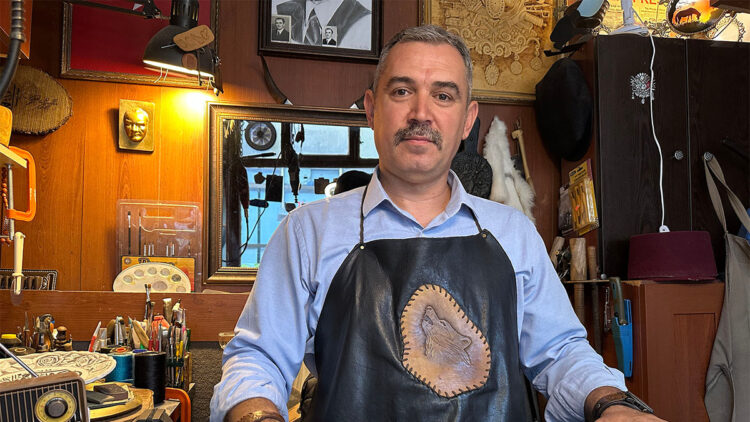 Aldığı deri çakı kılıfını beğenmedi ustası olup eğitmenliğe başladı