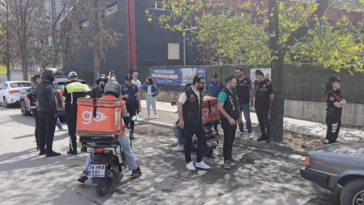 Kadıköy ve Pendik'te okul çevresinde denetim: 2 gözaltı