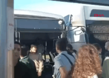 Kadıköy'de 2 metrobüs çarpıştı