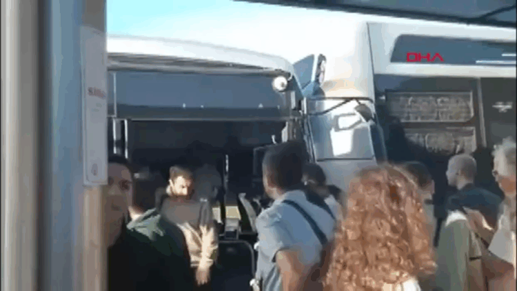 Kadıköy'de 2 metrobüs çarpıştı